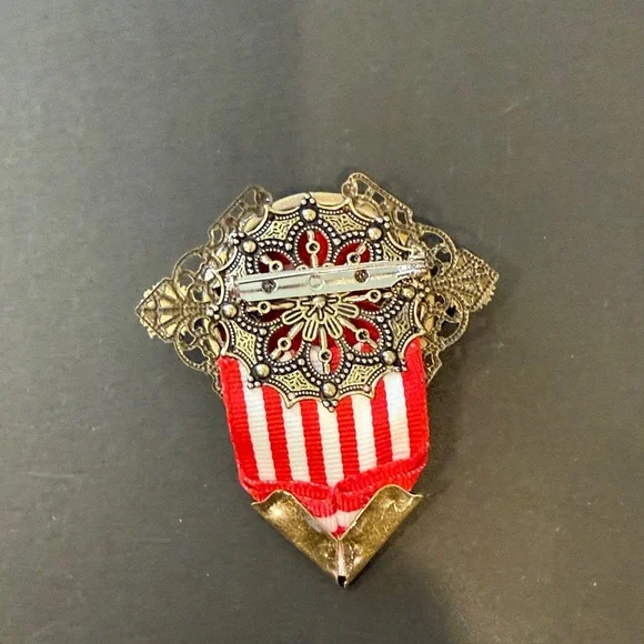 Red and Gold Decorative Medal Brooch - Picture 4 of 4